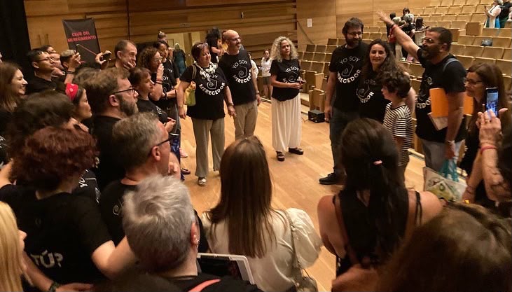 Rosa Montaña con un equipo en un auditorio