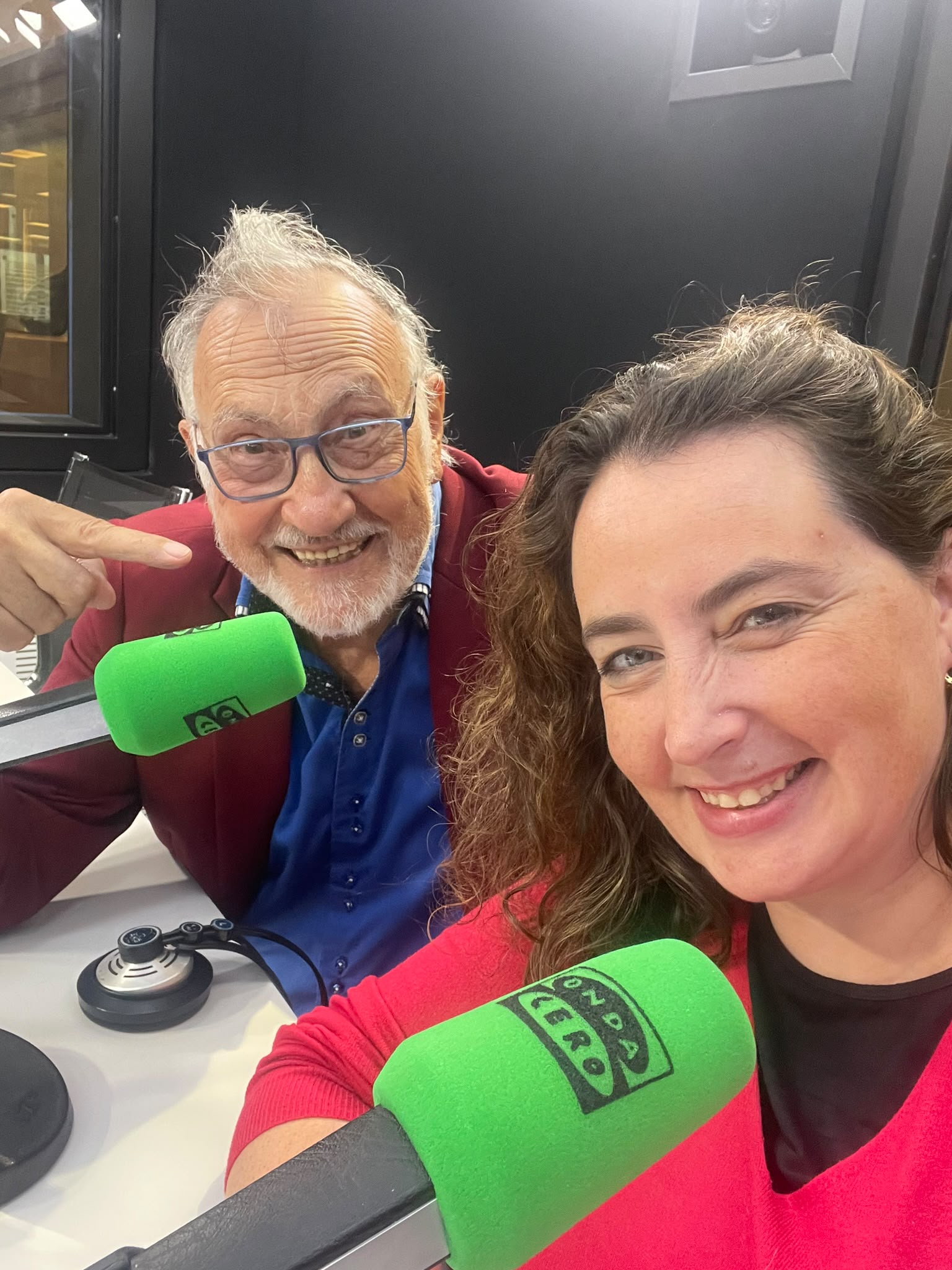 Rosa Montaña en una entrevista de radio