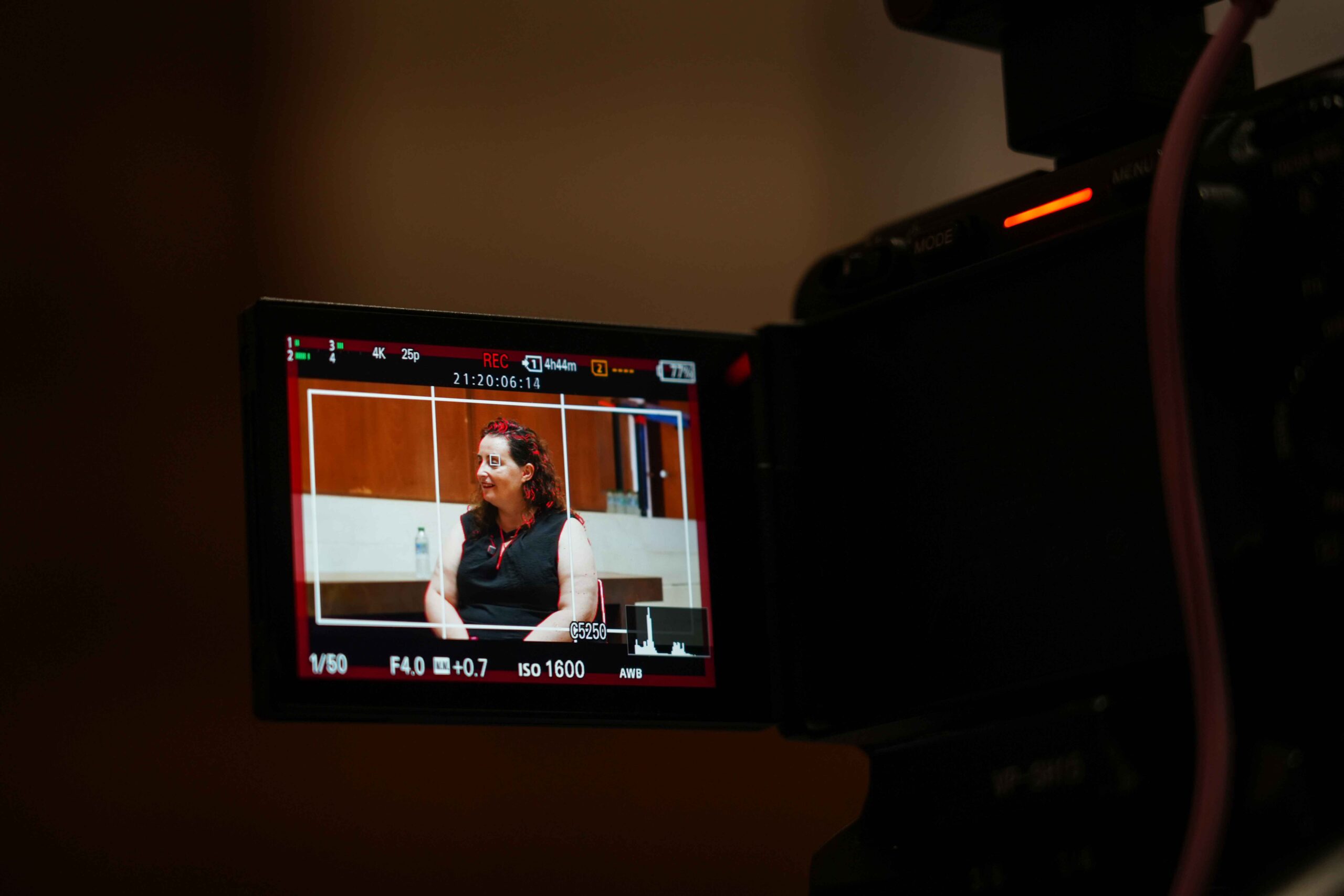 Cámara grabando una conversación de INVIVEN