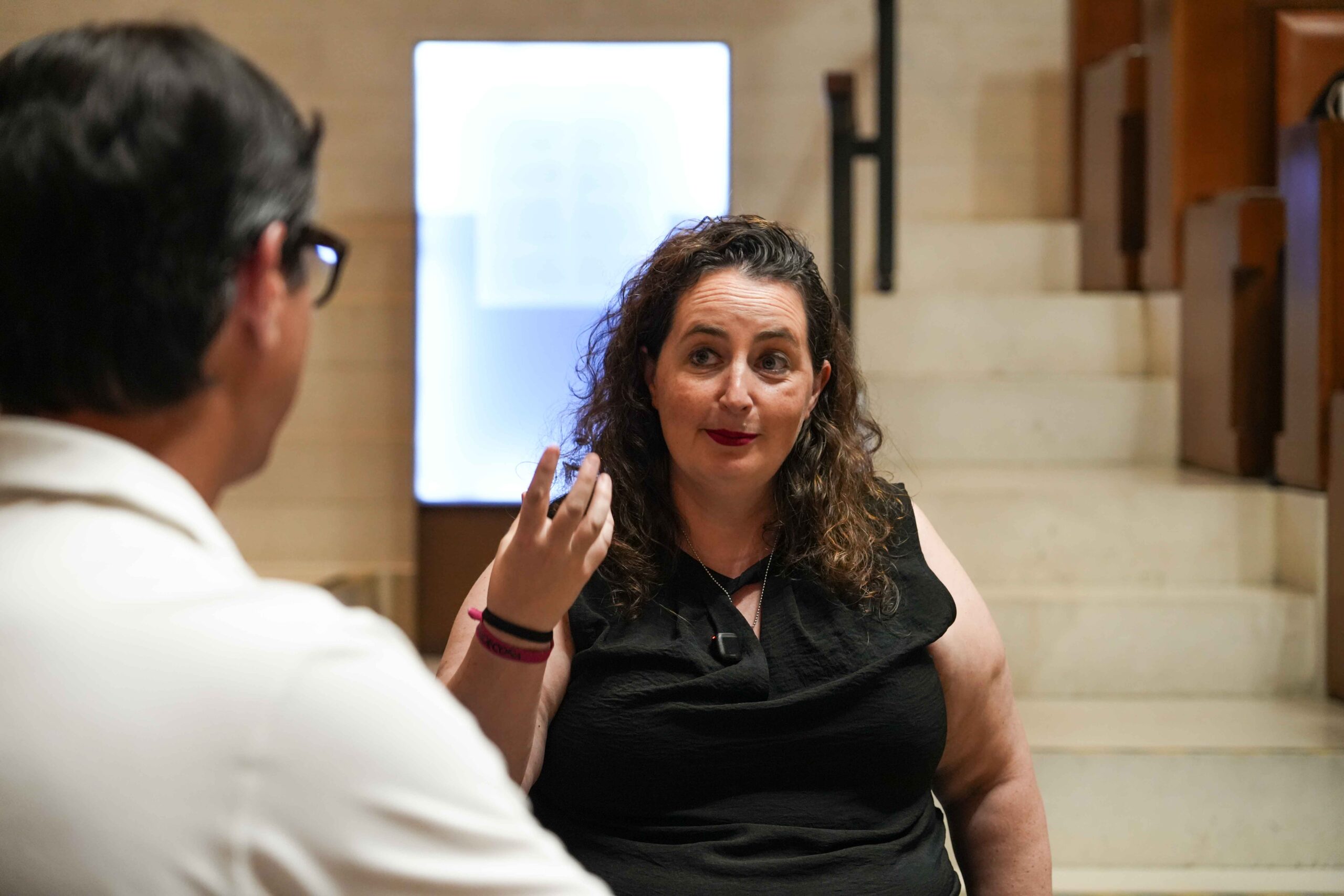 Rosa Montaña conversando con un invitado
